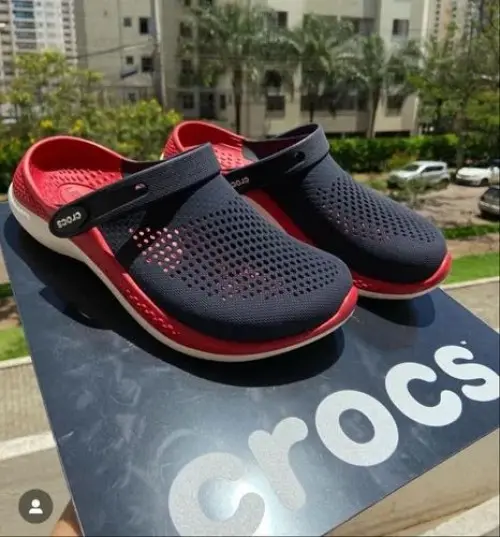 crocs black red 2.webp